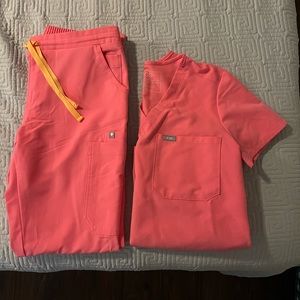 NWOT FIGS salmon scrub set